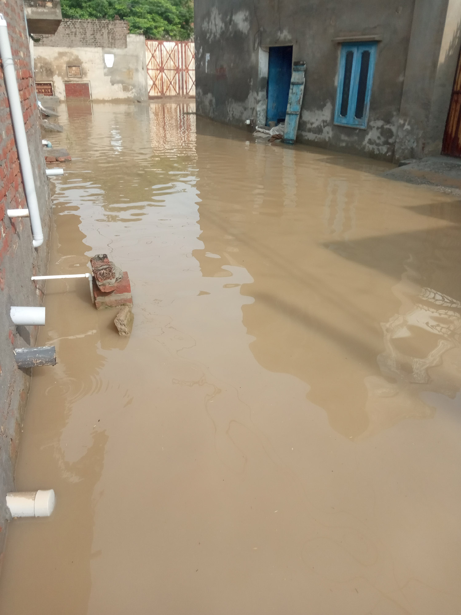 मौर कलां निवासी नारकीय जीवन जीने को मजबूर
